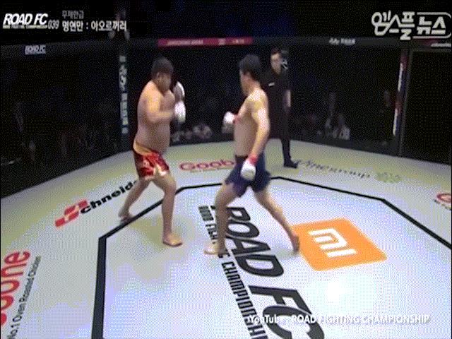 Thể thao - MMA: Dính "đòn hiểm" võ sĩ Trung Quốc ôm háng nhập viện