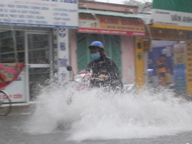 Tin tức trong ngày - TP.HCM: Người dân lại “bơi” trong cơn mưa trắng trời, xe chết máy la liệt