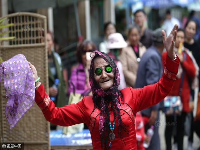 Bạn trẻ - Cuộc sống - Cụ ông 74 tuổi cải trang thành phụ nữ để chiều lòng mẹ già 96