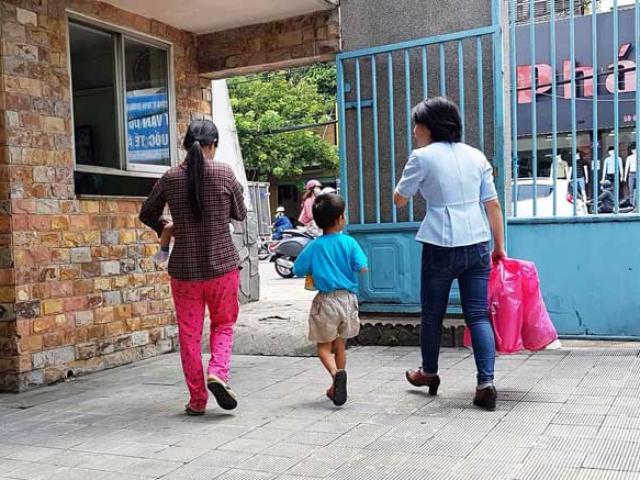 Tin tức trong ngày - Tâm sự thắt lòng người mẹ bỏ rơi 2 con nhỏ ở Sài Gòn