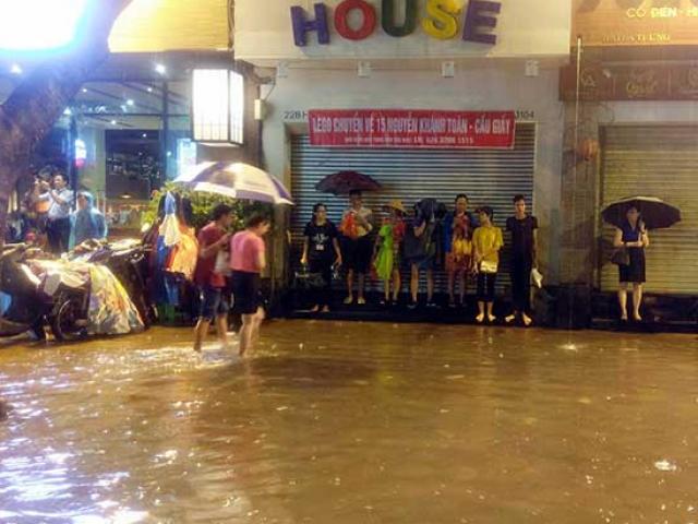 Tin tức trong ngày - HN: Mưa như thác đổ, nhiều tuyến phố biến thành sông