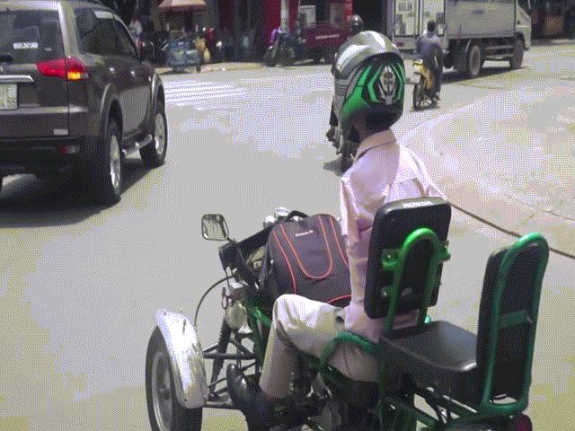 Tin tức trong ngày - Sốc với hình ảnh người đàn ông không tay chạy xe máy tự chế trên phố SG