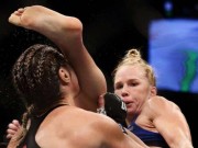 Thể thao - Đại chiến UFC: Cựu &quot;Nữ hoàng&quot; tung cước hạ cử nhân kế toán