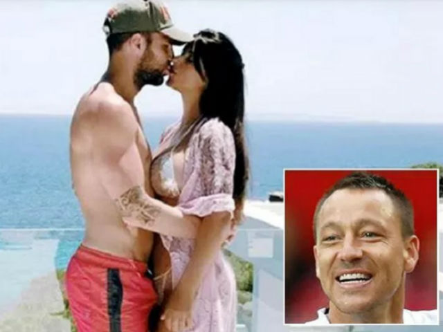 Bóng đá - Fabregas hôn “nàng thơ” thiếu vải, Terry nhắn tin nhạy cảm