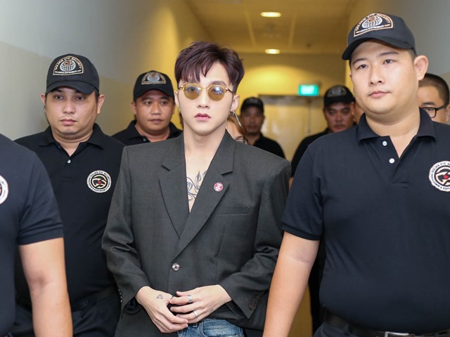 Phim - Sơn Tùng M-TP được dàn vệ sĩ hộ tống dự ra mắt Transformers