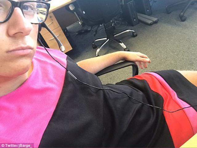 Bạn trẻ - Cuộc sống - Bị đuổi vì mặc quần đùi đi làm, chàng trai phản ứng bất ngờ