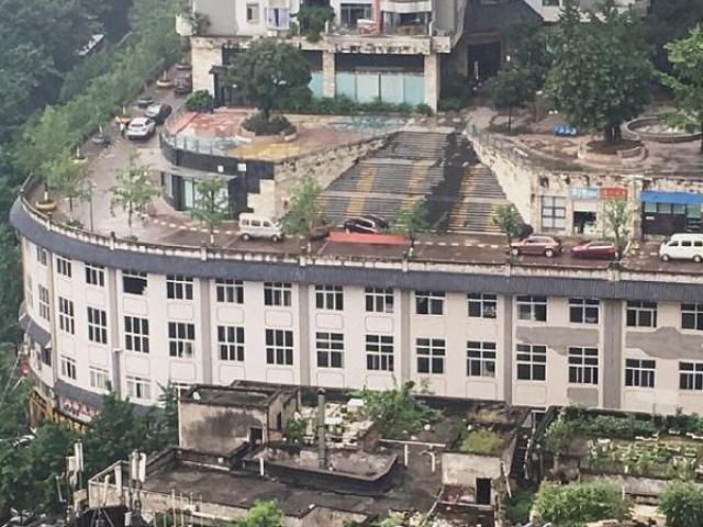 Kỳ lạ đường cho ô tô xây trên nóc nhà ở Trung Quốc