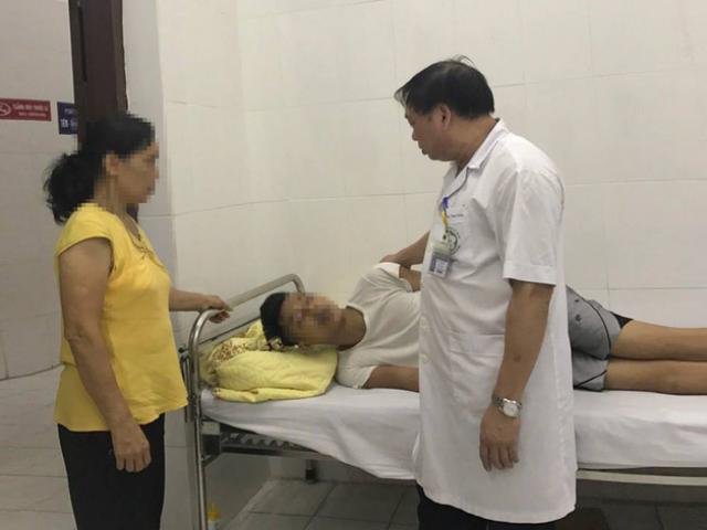 Tin tức trong ngày - Một giờ căng thẳng giải cứu bệnh nhân đòi tự tử từ tầng 18 BV Bạch Mai