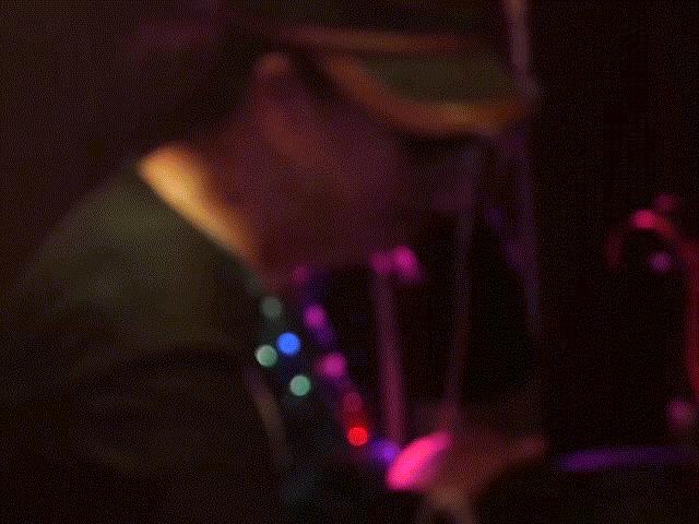 Bạn trẻ - Cuộc sống - Cụ bà 82 tuổi vẫn chơi DJ tuyệt đỉnh trong quán bar