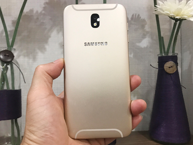 Dế sắp ra lò - Trên tay Galaxy J7 Pro mới: Thiết kế sang trọng, hiệu suất mạnh