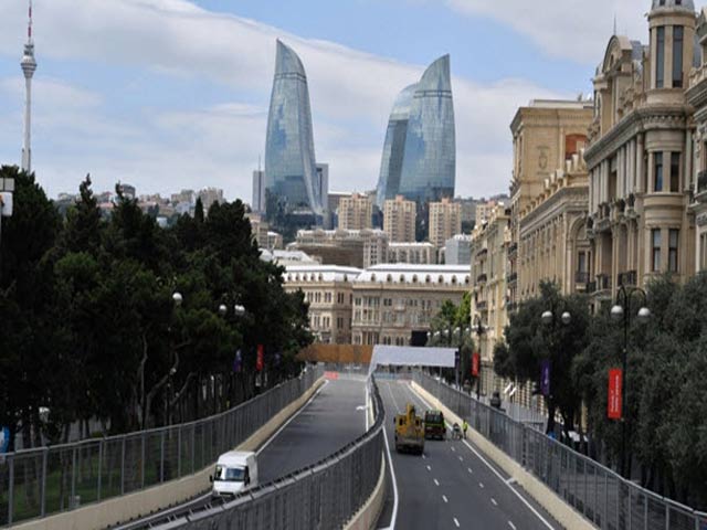 Thể thao - Đua xe F1, Azerbaijan GP : "Ngựa đỏ" và cú đá phản đòn