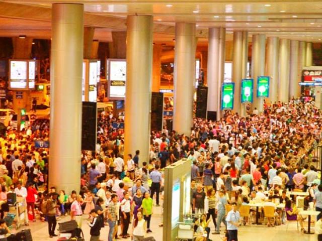 Pháp luật - Ca sĩ Uyên Linh mất túi đồ cả trăm triệu ở sân bay Tân Sơn Nhất