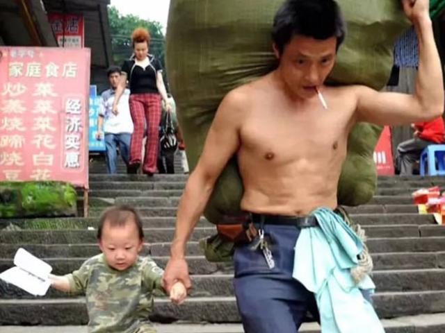 Thể thao - Xúc động: "Lực sĩ" cửu vạn cõng 2 tấn vẫn dắt tay con