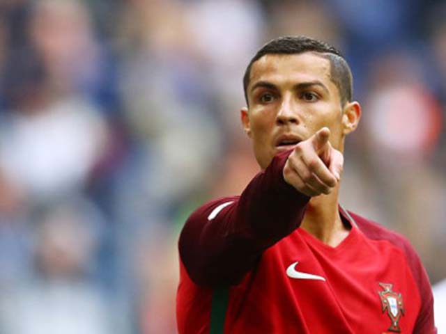 Ronaldo “bung lụa”: Scandal bủa vây, vẫn số 1 thế giới