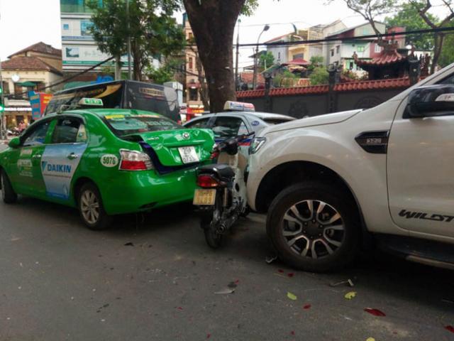 Tin tức trong ngày - Hà Nội: Xe "điên" đâm 5 ô tô, xe máy, 3 người thương vong