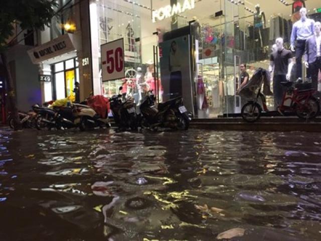 Tin tức trong ngày - Hà Nội mưa xối xả, đường Cầu Giấy hóa thành 'sông'