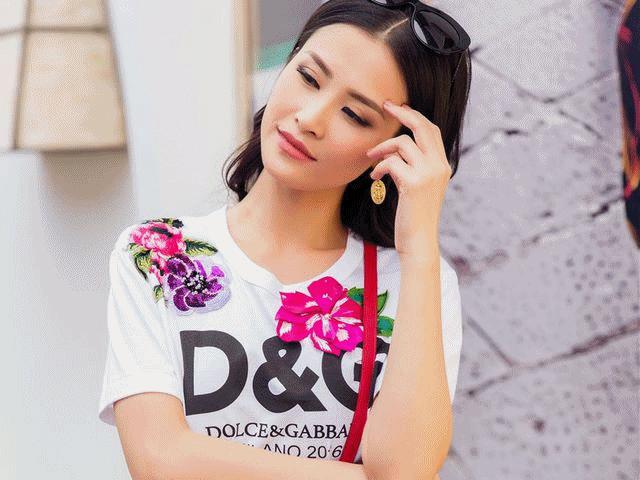 Người mẫu - Hoa hậu - Đông Nhi, Minh Hằng chơi trội chi 28 triệu mua chiếc áo thun hoa hòe