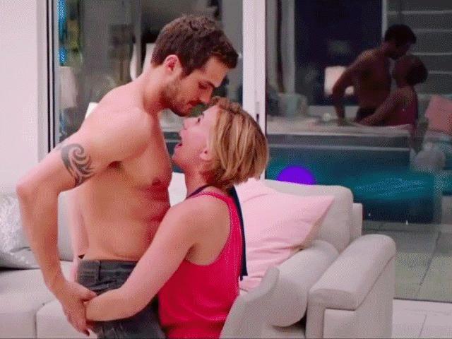 Phim - Scarlett Johansson ăn chơi thâu đêm, thuê vũ công thoát y nam trong phim mới