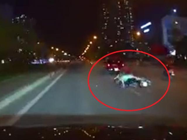 Tin tức trong ngày - Clip: 3 thanh niên đi xe máy nhận cái kết bất ngờ sau cú tạt đầu ô tô