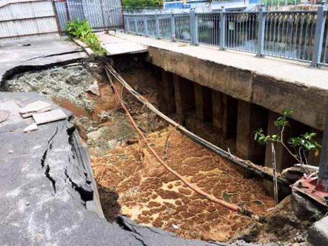 Tin tức trong ngày - Vỉa hè sụt lún gần nơi từng xuất hiện "hố tử thần nhét vừa xe buýt"