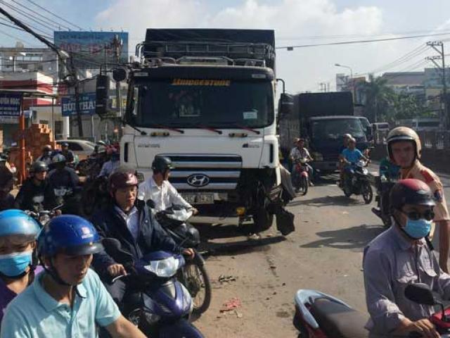 Tin tức trong ngày - Xe tải án ngữ suốt 16 giờ ngay dốc cầu, ùn tắc dữ dội trên quốc lộ