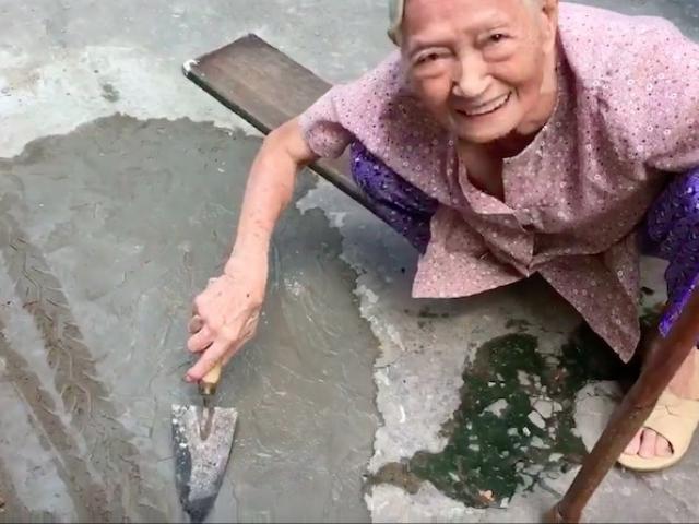 Tin tức trong ngày - Xôn xao clip cụ bà ngoài 80 tuổi tự trộn xi-măng “vá” đường ở TP.HCM