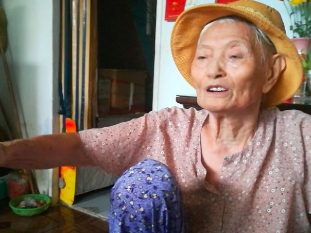 Tin tức trong ngày - Chuyện đời ít ai ngờ của cụ bà 80 tuổi tự tay “vá” đường