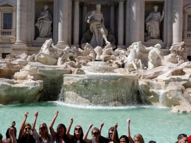 Du lịch - Choáng với số tiền "khủng" du khách thả xuống đài phun nước ở Italia