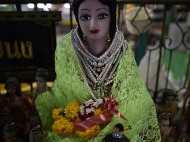 Thế giới - Cảnh sát Thái Lan đổ đi săn "ma nữ" đang ám dân làng (!?)