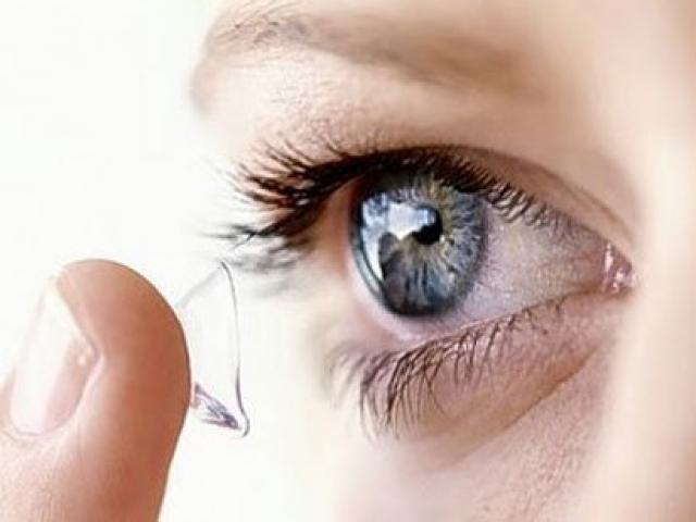 Sử dụng kính áp tròng có gây hại cho mắt?