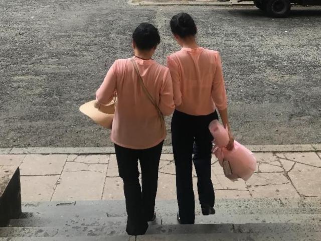 Pháp luật - Hoa hậu Phương Nga cùng mẹ đến toà sau khi tại ngoại