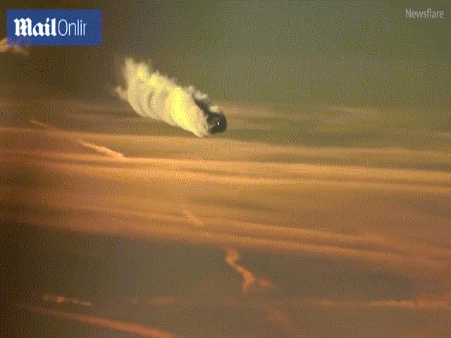 Phi thường - kỳ quặc - Video: Máy bay "xé" mây kì ảo chưa từng thấy trên trời