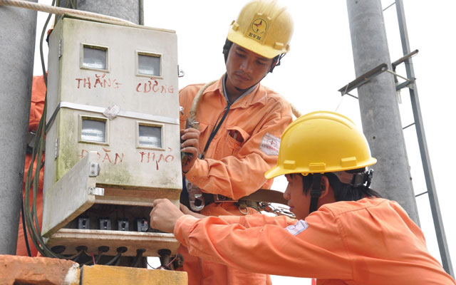 Thị trường - Tiêu dùng - Hóa đơn điện tăng 3 lần: Sẽ xem xét sửa đổi biểu giá
