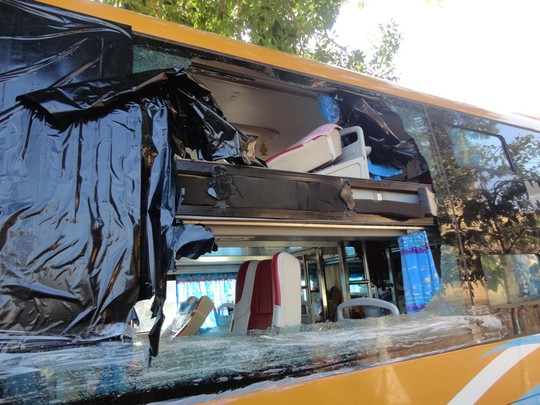 Tin tức trong ngày - Những đối tượng ném đá xe khách: Điên rồ, bốc đồng!
