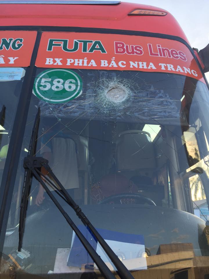 Tin tức trong ngày - Ném đá xe khách: Trò tiêu khiển mông muội và man rợ