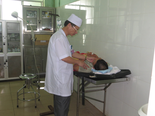 Tin tức trong ngày - Đưa con đi thi, cha rớt lầu nguy kịch