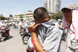 Tin tức trong ngày - Ảnh: Bố mẹ “cháy nắng” đứng đợi con thi