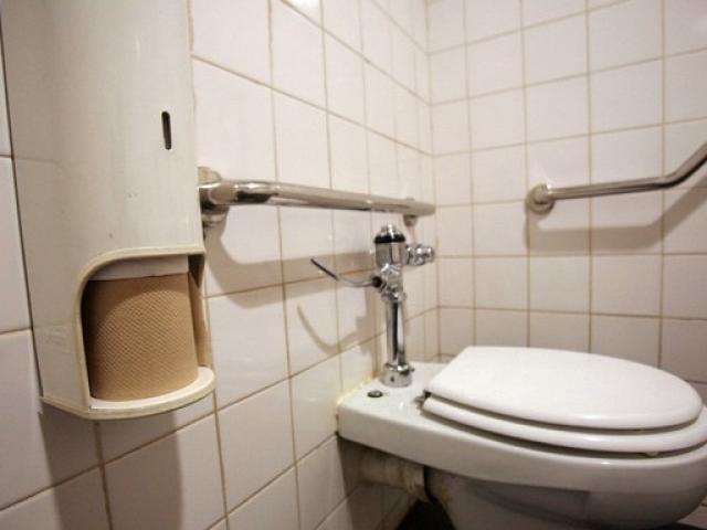 Đau tim chết vì… nhịn đi vệ sinh 8 tuần