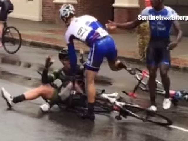 Thể thao - Va chạm xe đạp, cuarơ đánh đối thủ như côn đồ