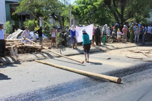 Sợ bị quỵt hỗ trợ, dân khiêng cây cản thi công QL1A