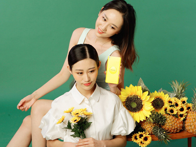 Thời trang Hi-tech - Cặp đôi xinh như "mộng" bên smartphone