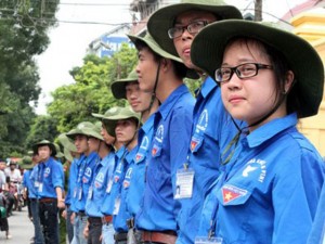 Bạn trẻ - Cuộc sống - SV tình nguyện có cần thiết làm “dải phân cách sống” dưới nắng 40 độ?