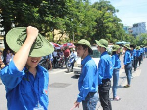 Bạn trẻ - Cuộc sống - “Sinh viên tình nguyện phơi nắng giăng dây là tối kiến”