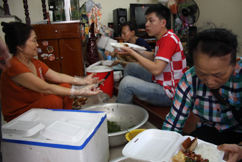 Giáo dục - du học - Những giọt mồ hôi trong bếp cơm thiện nguyện mùa thi