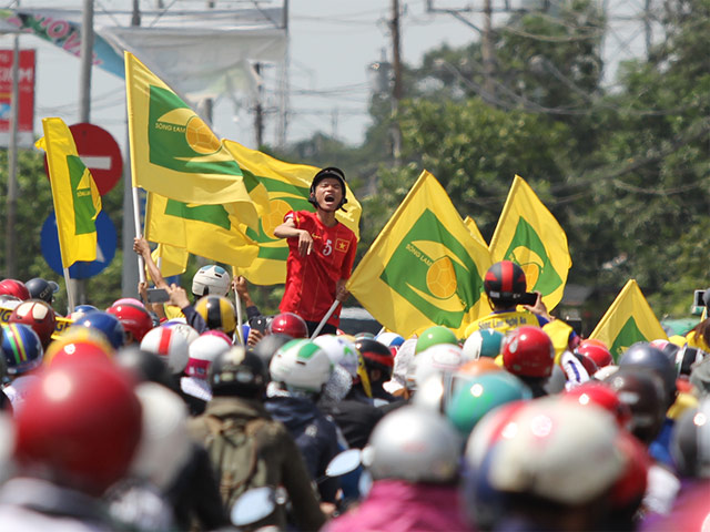 Bóng đá Việt Nam - "Cơn lốc vàng" SLNA đổ bộ sân "Chelsea Việt Nam"