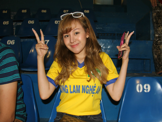 Người mẫu - Hoa hậu - "Bà Tưng" tiếp lửa cho SLNA trên sân Bình Dương