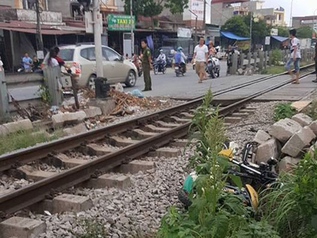 Tin tức trong ngày - Thi xong tốt nghiệp môn cuối, ra về bị tàu hỏa tông chết