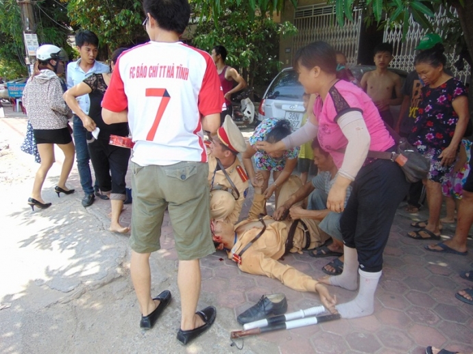 Tin tức trong ngày - Chuyển CSGT bị "quái xế" đâm ra Hà Nội điều trị