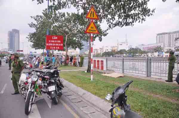 Tin tức trong ngày - Ăn cơm xong, lội bộ xuống kênh tự tử