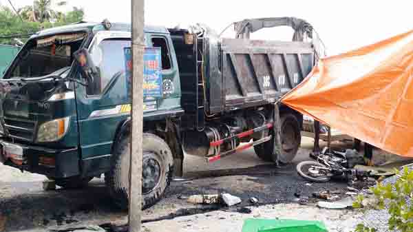 Tin tức trong ngày - Xe tải lật nghiêng, đè chết ông lão 71 tuổi